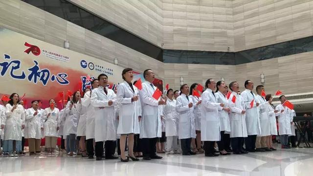 超燃！省一院用快闪方式来“歌唱祖国”